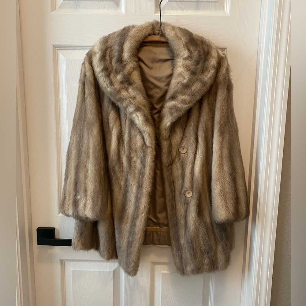 Vintage mink coat. 1940s. Buttons. Perfect condition.